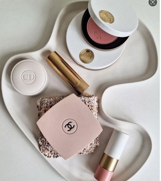 Stand Out on the Shelf:The Role of Packaging in Cosmetic Branding(图1)
